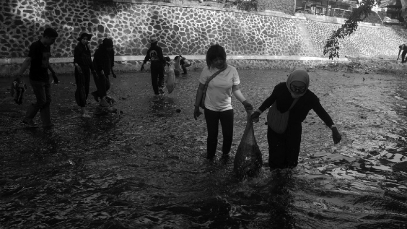 Para river warriors dari berbagai kalangan mengambil sampah di Sungai Cikapundung, Bandung, 22 September 2024. (Foto: Prima Mulia/BandungBergerak)