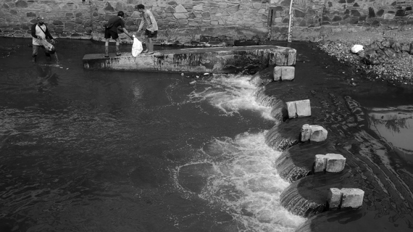 Para river warriors dari berbagai kalangan mengambil sampah di Sungai Cikapundung, Bandung, 22 September 2024. (Foto: Prima Mulia/BandungBergerak)