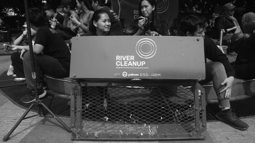 Prototipe trash barrier yang akan dikenalkan ke tingkat kelurahan usai aksi mengambil sampah di Sungai Cikapundung, Bandung, 22 September 2024. (Foto: Prima Mulia/BandungBergerak)