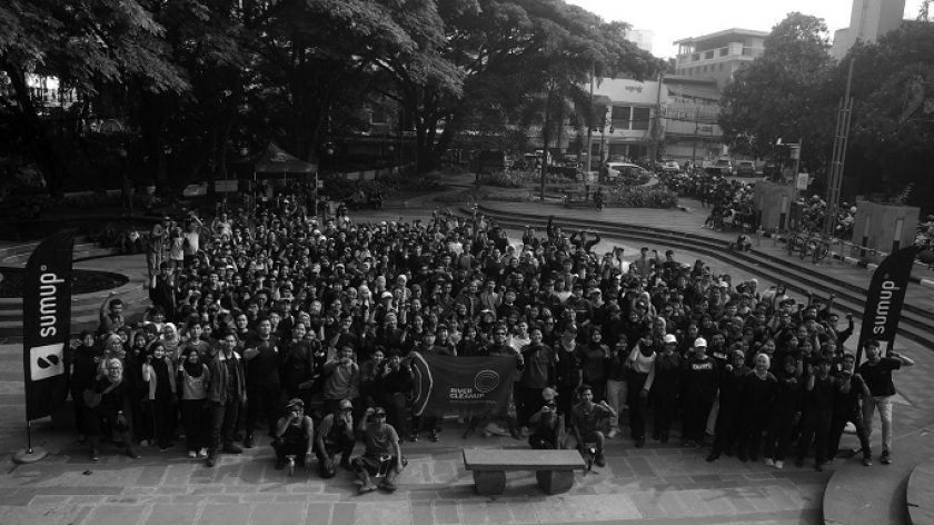 Para river warriors dari berbagai kalangan berfoto sebelum aksi mengambil sampah di Sungai Cikapundung, Bandung, 22 September 2024. (Foto: Prima Mulia/BandungBergerak)