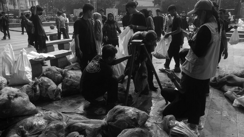 Para river warriors dari berbagai kalangan mengambil sampah di Jalan Braga, Bandung, 22 September 2024. (Foto: Prima Mulia/BandungBergerak)