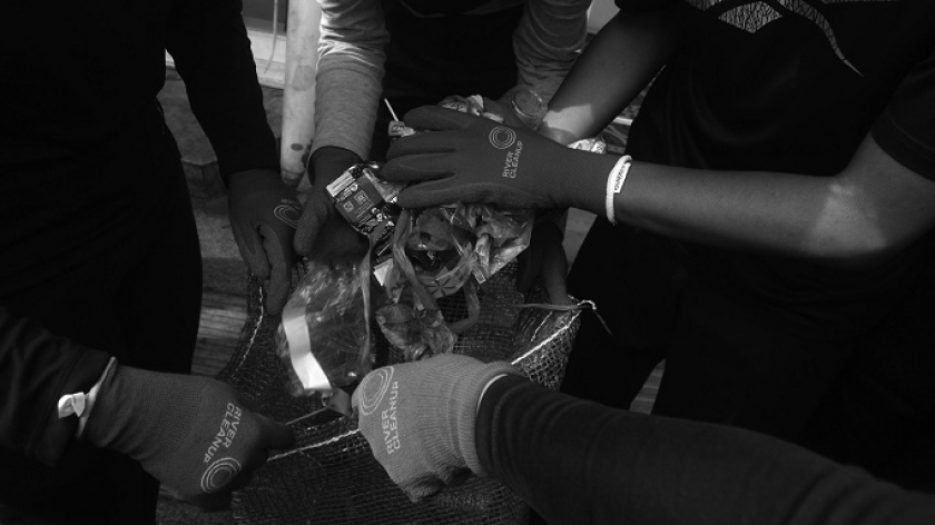 Para river warriors dari berbagai kalangan mengambil sampah di Jalan Braga, Bandung, 22 September 2024.(Foto: Prima Mulia/BandungBergerak)