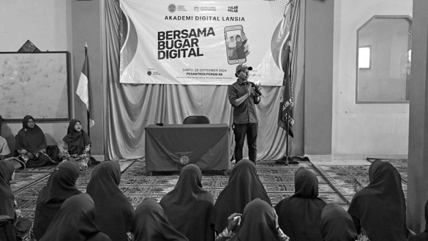Tular Nalar - Mafindo, dan BandungBergerak berkolaborasi dengan Persistri Jawa Barat dan  Persistri Kota Cimahi menggelar Akademi Digital Lansia (ADL), Sabtu, 28 September 2024. (Foto: Prima Mulia/BandungBergerak)