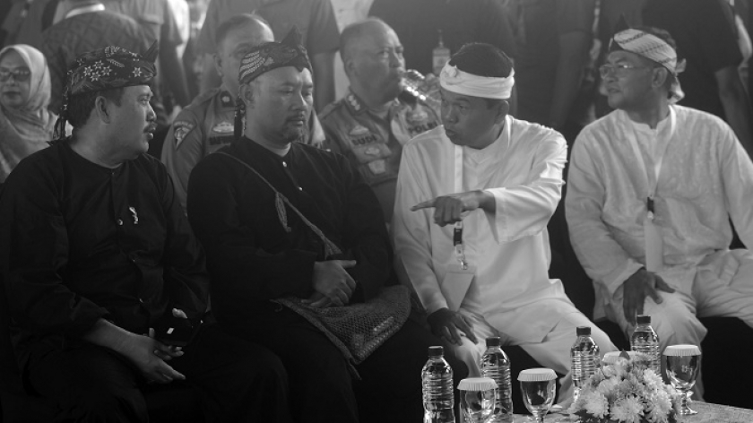 Pasangan calon Gubernur Jeje Wiriadinata Ronal Surapradja (kiri) bersama Dedi Mulyadi dan Erwan Setiawan di area Deklrasi Kampanye Damai Pemilihan Gubernurdan Wakil Gubernur Jawa Barat 2024, Bandung, 24 September 2024. (Foto: Prima Mulia/BandungBergerak)