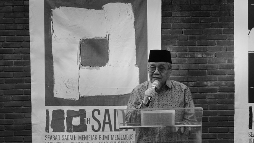 Pujangga Taufiq Ismail memberikan kata sambutan dan penghormatan kepada sahabatnya, Ahmad Sadali, sekaligus membuka pameran Seabad Sadali di Selasar Sunaryo Art Space, Kamis, 19 September 2024. (Foto: Audrey Kayla F/BandungBergerak)