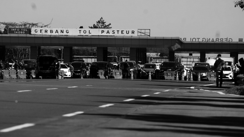 Situasi exit tol Pasteur, Bandung, 6 Juli 2021. (Foto: Prima Mulia/BandungBergerak)