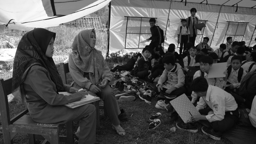 Murid SMP Muhammadiyah 3 saat sekolah untuk pertama kali pascagempa di Kampung Neglasari, Kecamatan Kertasari, Kabupaten Bandung, 30 September 2024.  (Foto: Prima Mulia/BandungBergerak)