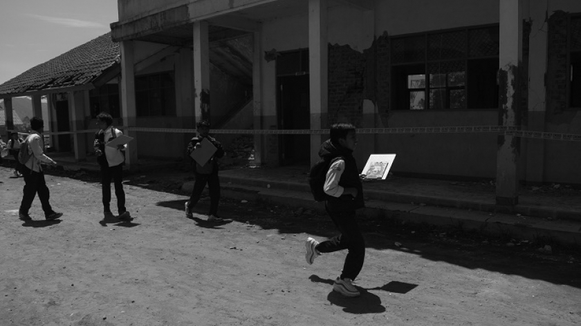 Murid SMP Muhammadiyah 3 berjalan lewat kelas rusak sepulang sekolah dalam tenda darurat pascagempa di Kampung Neglasari, Kecamatan Kertasari, Kabupaten Bandung, 30 September 2024. (Foto: Prima Mulia/BandungBergerak)