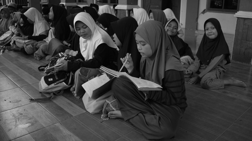 Murid Madrasah Ibtidaiyah Nurul Falah mulai belajar saat sekolah hari pertama pascagempa di teras masjid Desa Cikembang, Kecamatan Kertasari, Kabupaten Bandung, 30 September 2024. (Foto: Prima Mulia/BandungBergerak) 
