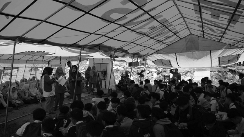 Guru-guru SMP Muhammadiyah 3 memberi arahan pada murid  saat sekolah hari pertama pascagempa dalam tenda darurat di Kampung Neglasari, Kecamatan Kertasari, Kabupaten Bandung, 30 September 2024. (Foto: Prima Mulia/BandungBergerak) 