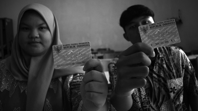 Pelajar menunjukan KTP baru saat perekaman data pelajar untuk KTP bagi pemilih pemula menjelang Pilkada 2024 di SMAN 6 Bandung, 2 Oktober 2024.(Foto: Prima Mulia/BandungBergerak) 