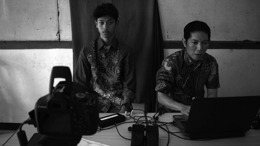 Petugas melakukan perekaman data pelajar untuk KTP bagi pemilih pemula jelang Pilkada 2024 di SMAN 6 Bandung, 2 Oktober 2024. (Foto: Prima Mulia/BandungBergerak)