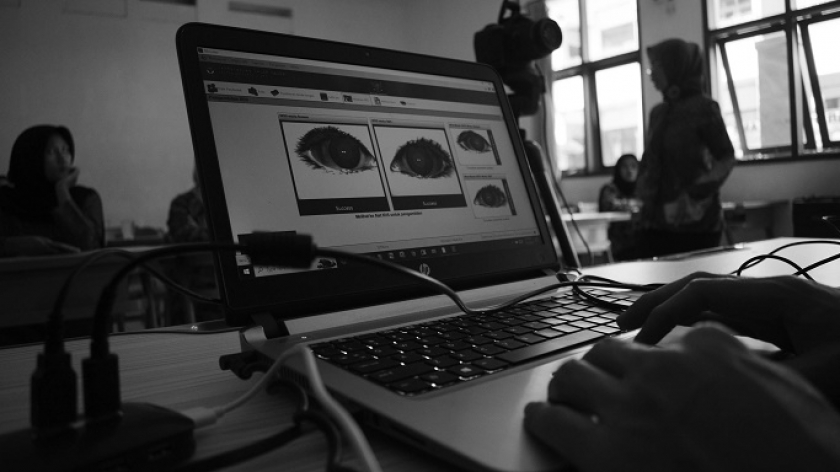 Petugas melakukan perekaman data pelajar untuk KTP bagi pemilih pemula jelang Pilkada 2024 di SMAN 6 Bandung, 2 Oktober 2024. (Foto: Prima Mulia/BandungBergerak)