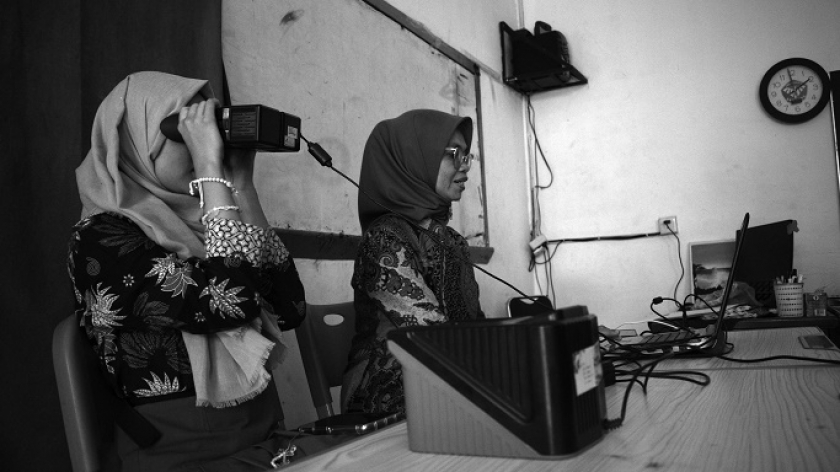Petugas melakukan perekaman data pelajar untuk KTP bagi pemilih pemula jelang Pilkada 2024 di SMAN 6 Bandung, 2 Oktober 2024. (Foto: Prima Mulia/BandungBergerak)
