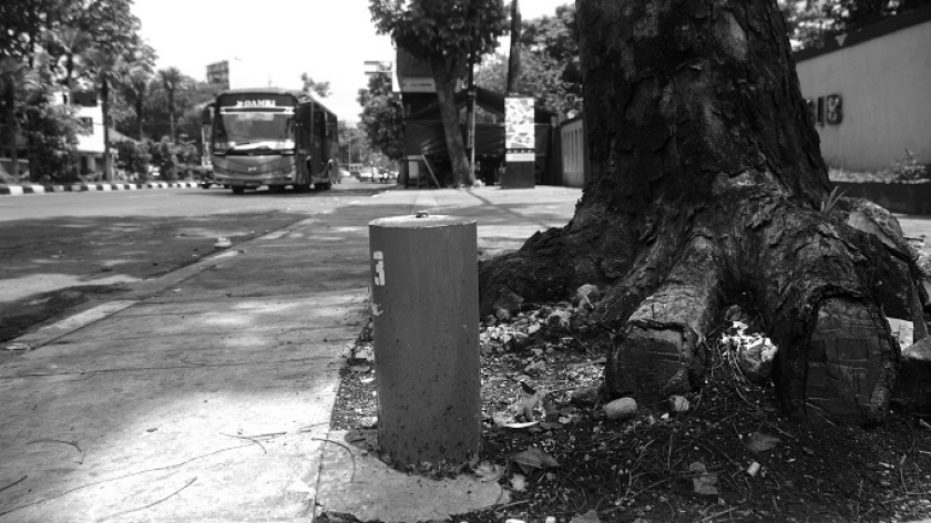 Patok penanda bakal  pembangunan proyek rute BRT Bandung Raya di sekitar halte bus Damri Sidolig, Jalan Ahmad Yani, 7 Desember 2023. (Foto: Prima Mulia/BandungBergerak) 