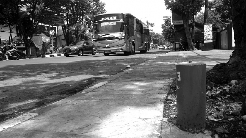Patok penanda bakal proyek pembangunan rute BRT Bandung Raya di sekitar halte bus Damri Sidolig, Jalan Ahmad Yani, 7 Desember 2023. (Foto: Prima Mulia/BandungBergerak) 