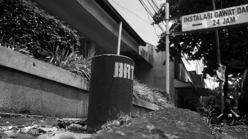 Patok penanda bakal proyek pembangunan rute BRT Bandung Raya di sekitar halte bus Jalan Kebonjati, Bandung, 7 Desember 2023. (Foto: Prima Mulia/BandungBergerak) 