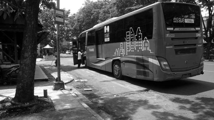 Patok penanda bakal proyek pembangunan rute BRT Bandung Raya di sekitar halte bus Damri Sidolig, Jalan Ahmad Yani, 7 Desember 2023. (Foto: Prima Mulia/BandungBergerak) 