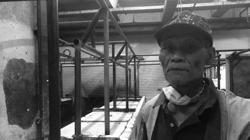 Oha (71) sudah bekerja sebagai kuli panggul di Pasar Baru sejak 42 tahun lalu. Ia mengalami bulan-bulan tersulit dalam hidupnya akibat pagebluk yang mencengkeram sejak tahun 2020 lalu. (Foto: Emi La Palau)