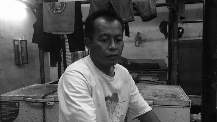 Eman (49) bekerja sebagai kuli panggul di Pasar Baru sejak 10 tahun lalu. Selama pandemi, tak ada uang bisa disisihkan untuk dibawa pulang ke kampung halaman di Ciamis. (Foto: Emi La Palau)
