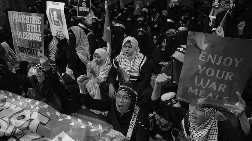 Umat Islam dari berbagai organisasi membentang poster seruan boikot saat aksi unjuk rasa mengecam Israel yang terus menggempur Palestina dan kini Lebanon di Bandung, 6 Oktober 2024. (Foto: Prima Mulia/BandungBergerak)