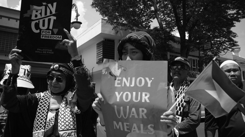 Umat Islam dari berbagai organisasi membentang poster seruan boikot saat aksi unjuk rasa mengecam Israel yang terus menggempur Palestina dan kini Lebanon di Bandung, 6 Oktober 2024. (Foto: Prima Mulia/BandungBergerak)