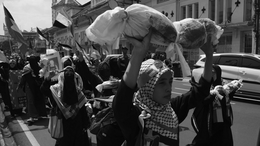 Umat Islam dari berbagai organisasi membentang poster seruan boikot saat aksi unjuk rasa mengecam Israel yang terus menggempur Palestina dan kini Lebanon di Bandung, 6 Oktober 2024. (Foto: Prima Mulia/BandungBergerak)