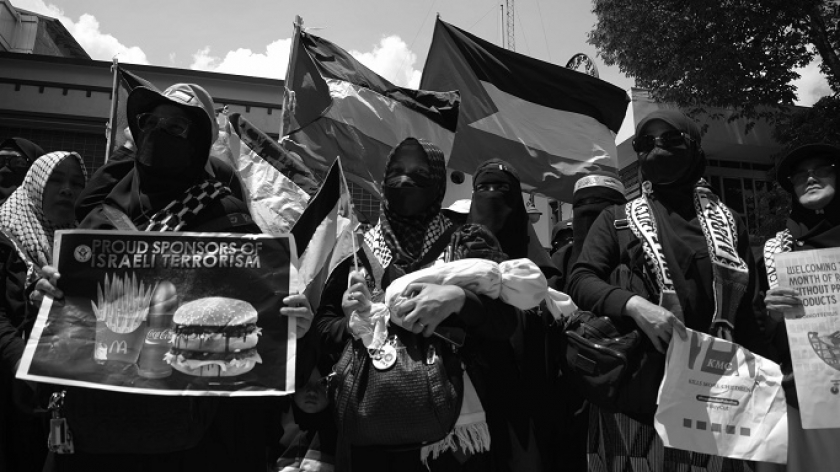 Umat Islam dari berbagai organisasi membentang poster seruan boikot saat aksi unjuk rasa mengecam Israel yang terus menggempur Palestina dan kini Lebanon di Bandung, 6 Oktober 2024. (Foto: Prima Mulia/BandungBergerak)
