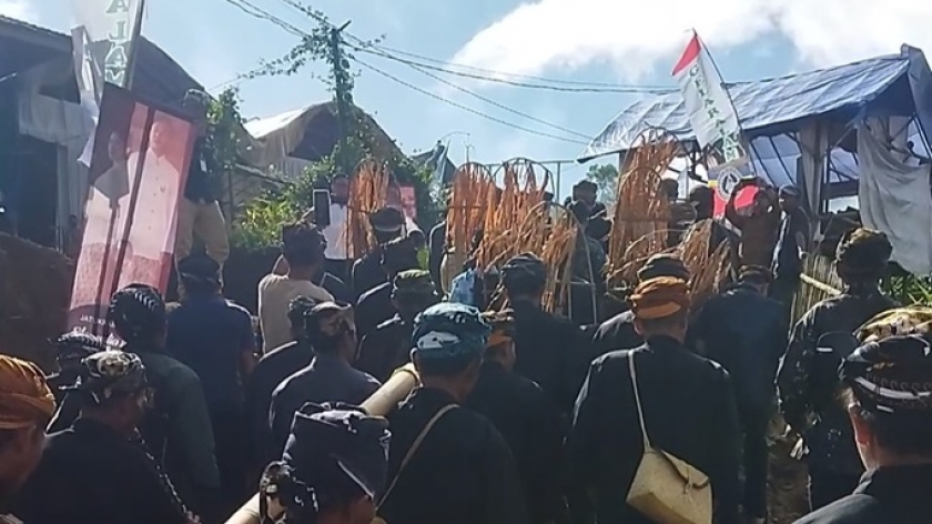 Salah satu rangkaian acara Jatukrami di Kasepuhan Gelaraman. (Foto: Hafidz Azhar)