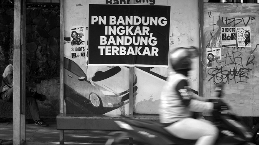 Poster perlawanan warga Dago Elos di depan gedung Kejaksaan Tinggi Jawa Barat di Bandung, 11 Oktober 2024. (Foto: Prima Mulia/BandungBergerak)