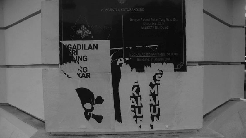 Poster perlawanan warga Dago Elos yang sudah robek di tugu harimau simpang Jalan Perintis Kemerdekaan dan Braga, Bandung, 11 Oktober 2024. (Foto: Prima Mulia/BandungBergerak)