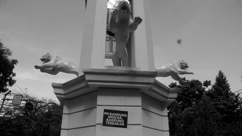 Poster perlawanan warga Dago Elos di tugu harimau simpang Jalan Perintis Kemerdekaan dan Braga, Bandung, 11 Oktober 2024. (Foto: Prima Mulia/BandungBergerak)