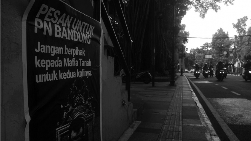 Poster perlawanan warga Dago Elos di Jalan Merdeka, Bandung, 11 Oktober 2024. (Foto: Prima Mulia/BandungBergerak)