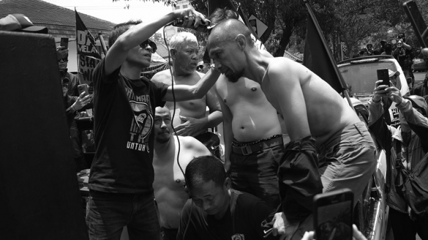 Ekspresi warga Dago Elos setelah sidang vonis di Pengadilan Negeri Bandung, 14 Oktober 2024. (Foto: Prima Mulia/BandungBergerak)