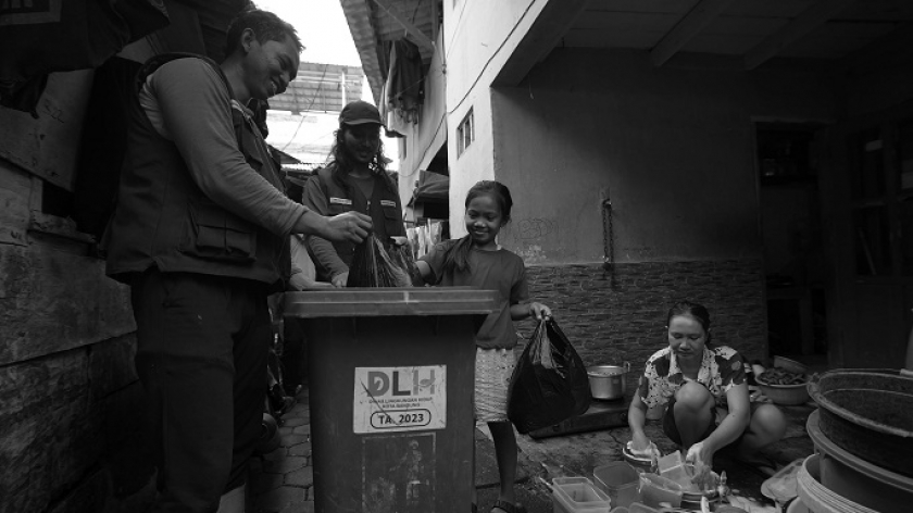 Petugas Sidak Panik menjemput sampah organik hasil pilahan warga di Liogenteng, Kelurahan Nyengseret, Kecamatan Astanaanyar, Bandung, 2 Oktober 2024. (Foto: Prima Mulia/BandungBergerak)