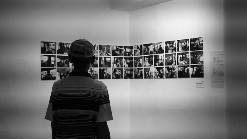 Pengunjung yang melihat pameran Bandung Photography Month 2024 yang dipamerkan pada lantai dua Jembatan Penyebrangan Orang Asia Afrika, Bandung, 18 Oktober 2024. (Foto: Audrey Kayla F/BandungBergerak)