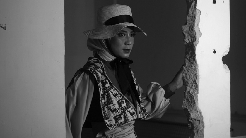 Busana hijab design batik Singabarong rancangan dosen dan mahasiswi Prodi Tata Rias & Busana FSRD ISBI Bandung di Pasar Kosambi, Bandung, 23 Oktober 2024. (Foto: Prima Mulia/BandungBergerak) 