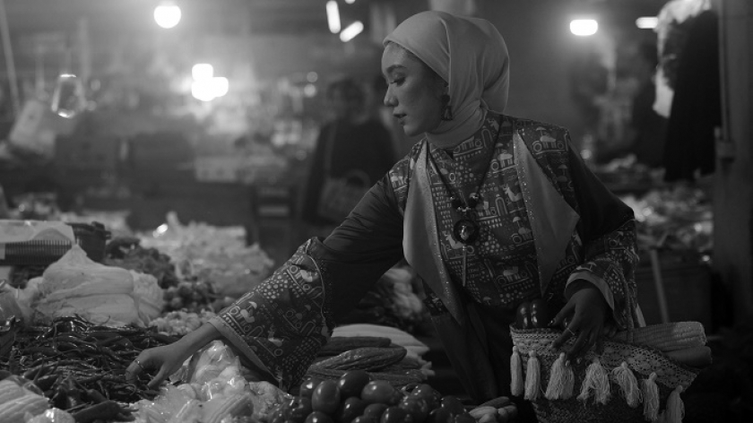 Model memakai busana hijab design batik Singabarong rancangan dosen dan mahasiswi Prodi Tata Rias & Busana FSRD ISBI Bandung di The Hallway Pasar Kosambi, Bandung, 23 Oktober 2024. (Foto: Prima Mulia/BandungBergerak) 