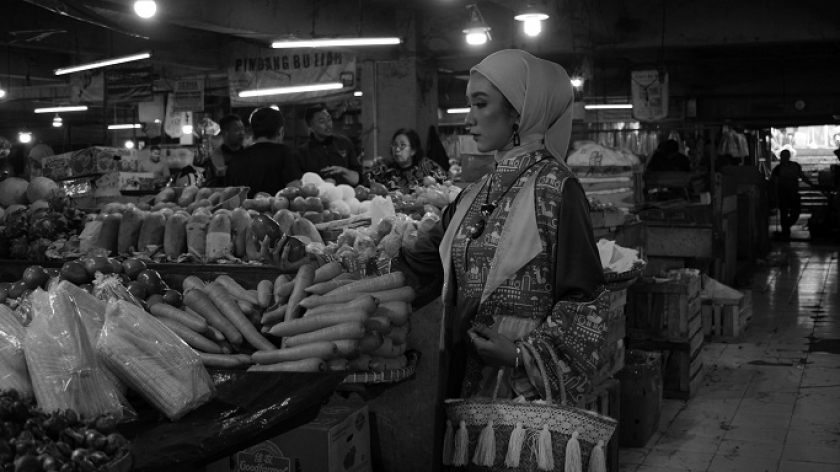 Model memakai busana hijab design batik Singabarong rancangan dosen dan mahasiswi Prodi Tata Rias & Busana FSRD ISBI Bandung di The Hallway Pasar Kosambi, Bandung, 23 Oktober 2024. (Foto: Prima Mulia/BandungBergerak) 