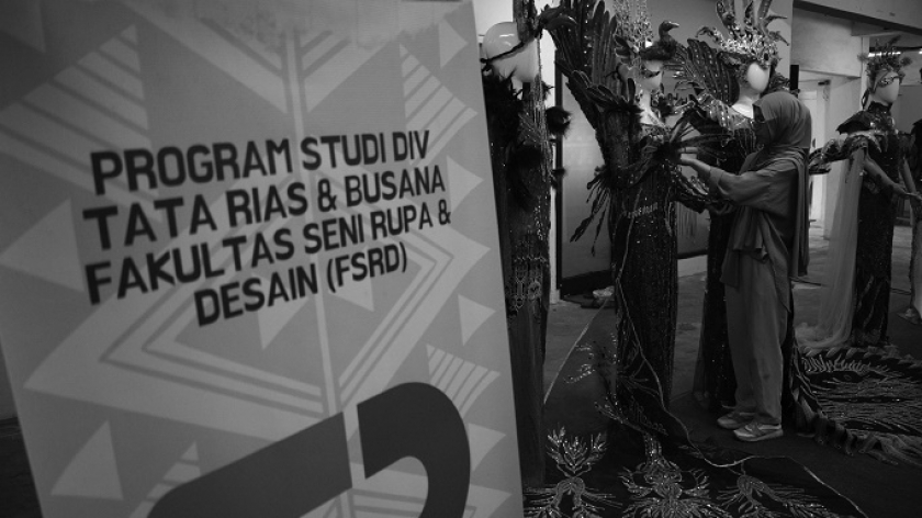 Gerai karya mahasiswi saat pngenalan  busana hijab design batik Singabarong rancangan dosen dan mahasiswi Prodi Tata Rias & Busana FSRD ISBI Bandung di Pasar Kosambi, Bandung, 23 Oktober 2024. (Foto: Prima Mulia/BandungBergerak) 