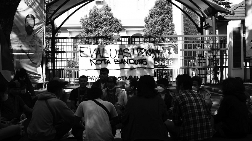 Sejumlah mahasiswa  menggelar aksi unjuk rasa Diskusi Jalanan Cipayung di depan DPRD Kota Bandung, 26 Juli 2021. Mereka menuntut pemerintah untuk mengevaluasi dampak dari kebijakan PPKM Bandung saat lonjakan kasus Covid-19 terus meroket. (Foto: Prima mulia)