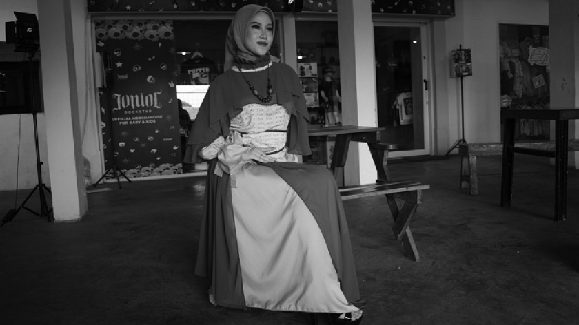 Busana hijab design batik Singabarong rancangan dosen dan mahasiswi Prodi Tata Rias & Busana FSRD ISBI Bandung di Pasar Kosambi, Bandung, 23 Oktober 2024. (Foto: Prima Mulia/BandungBergerak) 