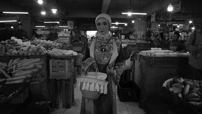 Model memakai busana hijab design batik Singabarong rancangan dosen dan mahasiswi Prodi Tata Rias & Busana FSRD ISBI Bandung di Pasar Kosambi, Bandung, 23 Oktober 2024. (Foto: Prima Mulia/BandungBergerak)                                                                                                                                                                                                                                                                 
