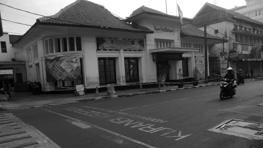 Gedung Pusat Kebudayaan di Jalan Naripan, Bandung, 1 November 2024. Atap gedung cagar budaya ini roboh saat berlangsung pameran lukisan Enigma of Life yang menyebabkan tiga orang luka dan sejumlah karya rusak. (Foto: Prima Mulia/BandungBergerak)
