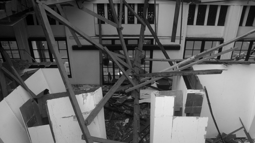 Gedung Pusat Kebudayaan di Jalan Naripan, Bandung, 1 November 2024. Atap gedung cagar budaya ini roboh saat berlangsung pameran lukisan Enigma of Life yang menyebabkan tiga orang luka dan sejumlah karya rusak. (Foto: Prima Mulia/BandungBergerak)