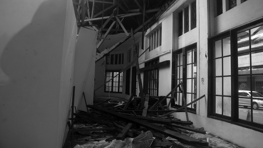 Gedung Pusat Kebudayaan di Jalan Naripan, Bandung, 1 November 2024. Atap gedung cagar budaya ini roboh saat berlangsung pameran lukisan Enigma of Life yang menyebabkan tiga orang luka dan sejumlah karya rusak. (Foto: Prima Mulia/BandungBergerak)