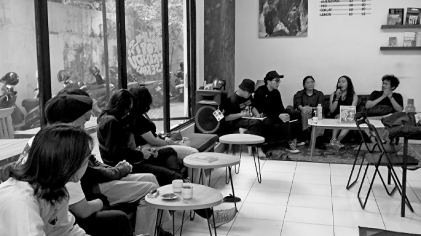 Diskusi Bukan Jumaahan edisi 102 di Kedai Jante, Jalan Garut, Minggu, 3 November 2024, membahas zine. (Foto: Muhammad Akmal Firmansyah/BandungBergerak) 