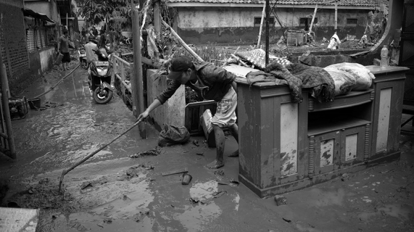 Warga membersihkan jalan kampung setelah banjir bandang di Desa Banjaran Wetan, Kecamatan Banjaran, Kabupaten Bandung, 6 November 2024. (Foto: Prima Mulia/BandungBergerak)