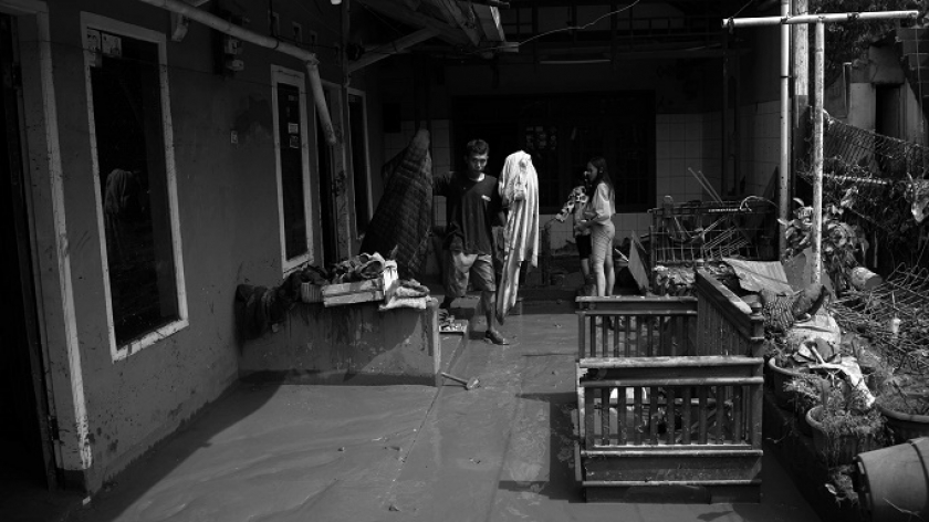 Lumpur memenuhi halaman rumah warga Desa Banjaran Wetan, Kecamatan Banjaran, Kabupaten Bandung, 6 November 2024. (Foto: Prima Mulia/BandungBergerak)