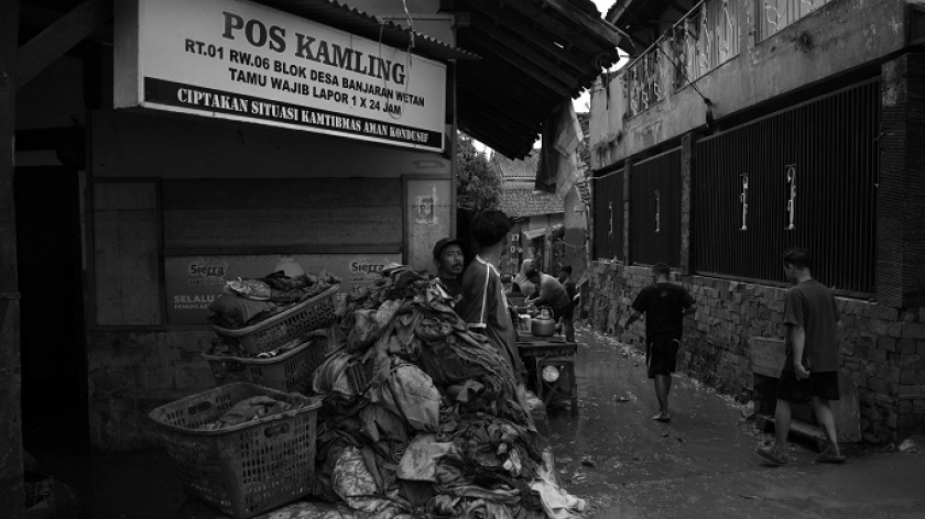 Pakaian rusak karena banjir di mulut kampung Desa Banjaran Wetan, Kecamatan Banjaran, Kabupaten Bandung, 6 November 2024. (Foto: Prima Mulia/BandungBergerak)